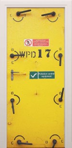 XL deursticker gele stalen deur